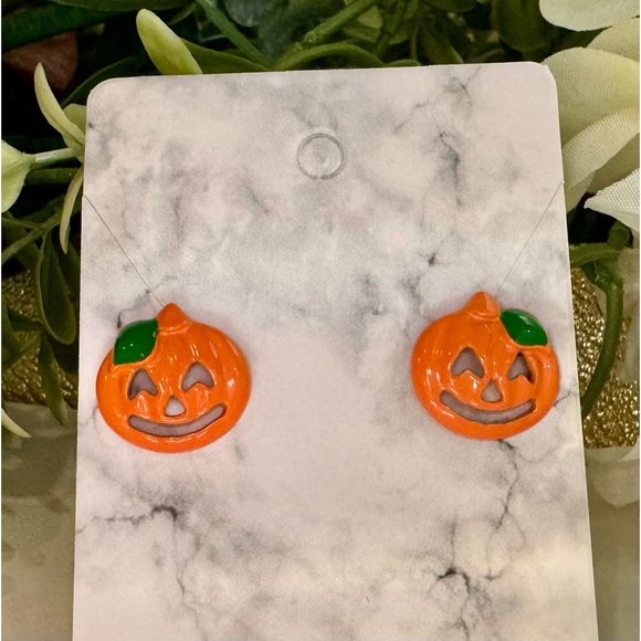 🎃Super cute Pumpkin Stud Earrings. Orange & Green Enamel post back studs. - Picture 3 of 7